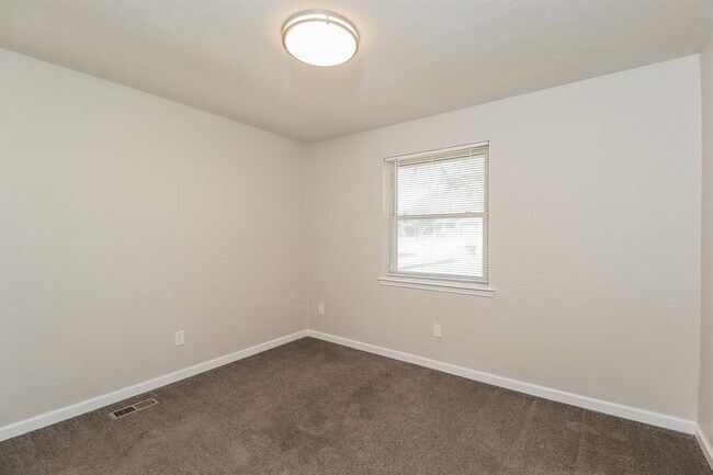 Building Photo - 8716 Tracy Dr