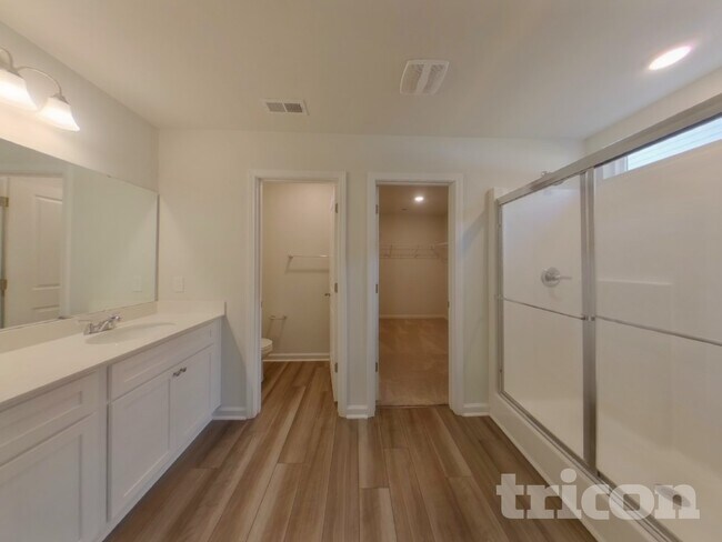 Building Photo - 14 Chalet Ct