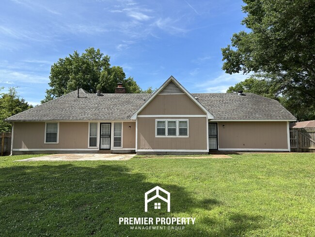 Building Photo - Beautiful 3BR/2BA Near Southwind | 1,681 Sq Ft, Vaulted Ceilings, Hardwood Floors & Garage