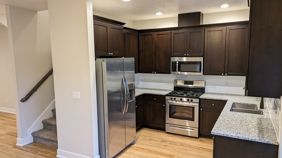 Kitchen - 643 NE Kerns Dr