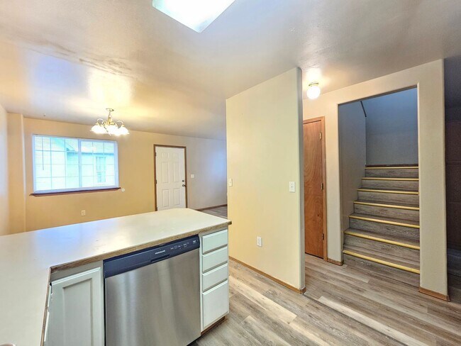 Building Photo - 407 E 8th Ave
