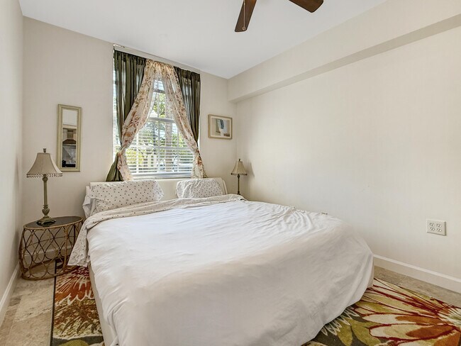 Building Photo - 1900 Van Buren St