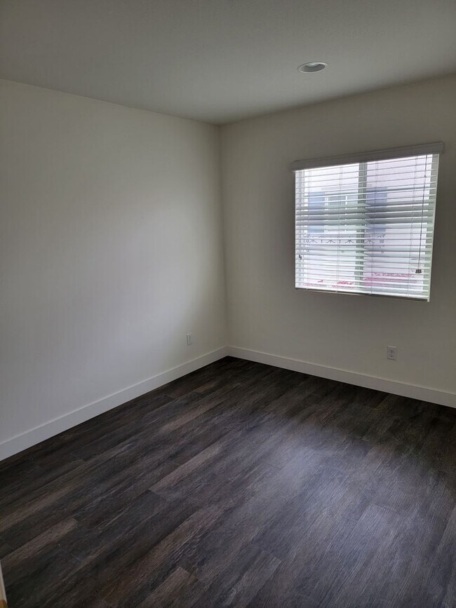 Building Photo - Georgous 4-bedroom, 3-bath detached condo ...