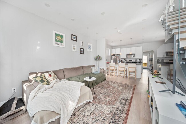 Building Photo - EAST FRANKLINTON ARTIST DISTRICT!  SUNNY N...