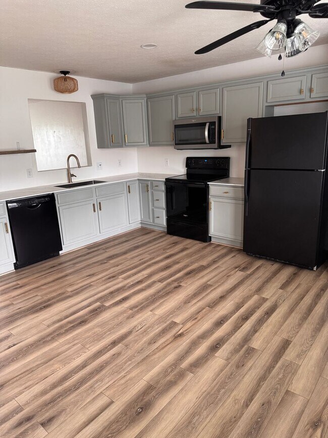 Building Photo - 3 Bedroom || 2 Full Bathroom & 2 Half Bathroom Townhome
