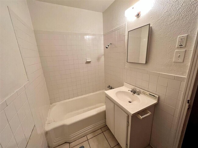 Building Photo - 2330 Seevers Ave