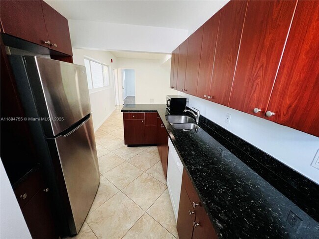 Building Photo - 946 Bay Dr