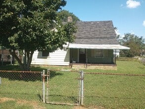 Building Photo - 2 Bedroom 1 Bathroom