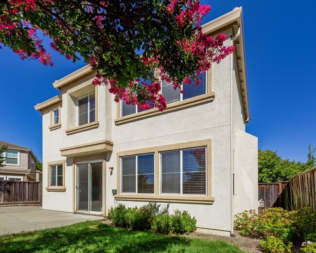 Building Photo - Beautiful 3 Bed/2.5 Bath 2- Story Home