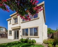 Building Photo - Beautiful 3 Bed/2.5 Bath 2- Story Home