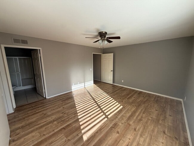 Building Photo - 3 Bedroom, 2.5 Bath Two-Story Townhome in Tierrasanta