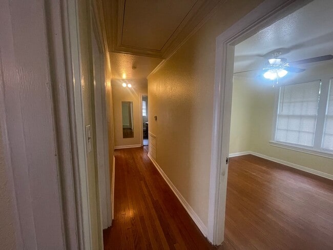 Building Photo - Spacious Inside & Out!