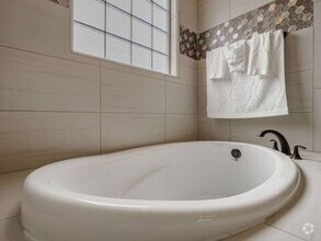 Building Photo - Beautiful East side House 3 Bed