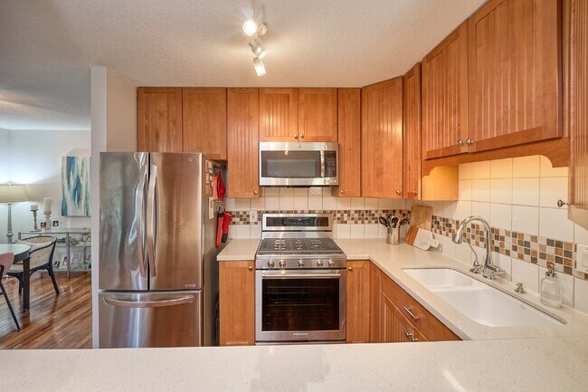 Building Photo - "Charming 3-Bed Townhouse with Scenic View...