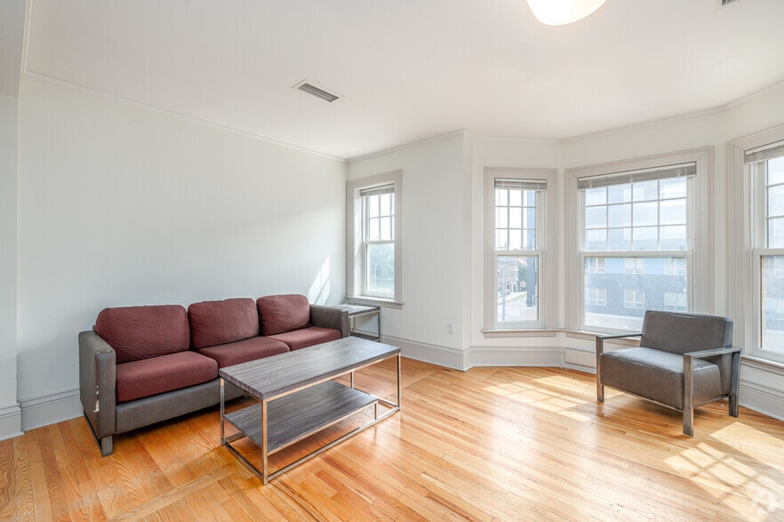 2BR, 1BA - 1,053SF - Living Room - Uncommon Apartments