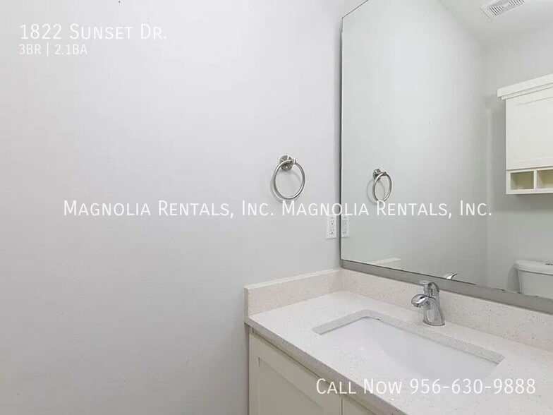 Building Photo - 1822 Sunset Dr