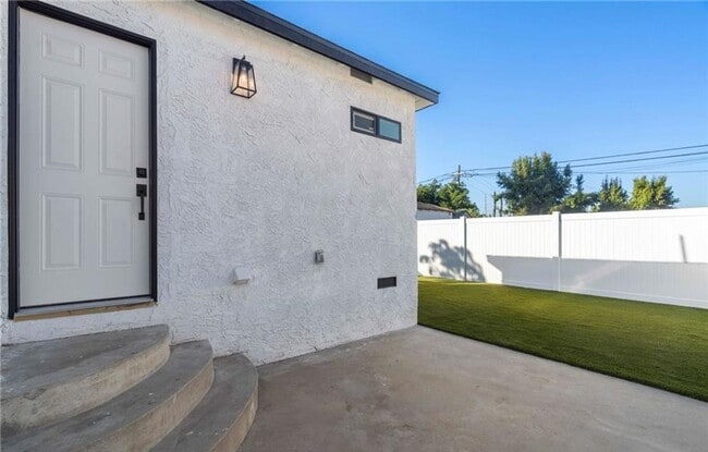 Building Photo - 4641 W 130th St