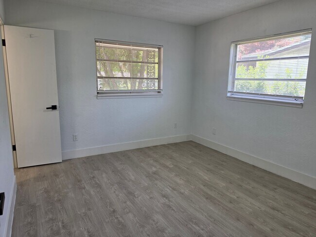 Building Photo - FOR RENT!!! SIMPLY STUNNING AND SPACIUS 3 BED 2 BATH SINGLE FAMILY HOME..