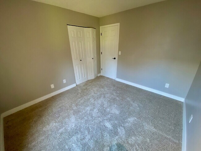 Building Photo - MOVE IN SPECIAL**  On This Spacious 3 Bed,...