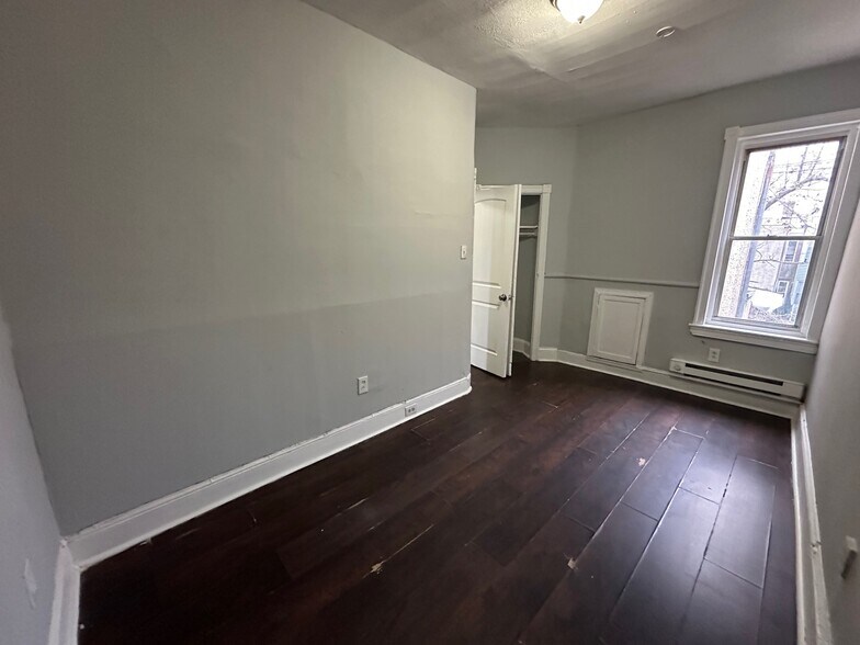 Building Photo - 1948 E Monmouth St