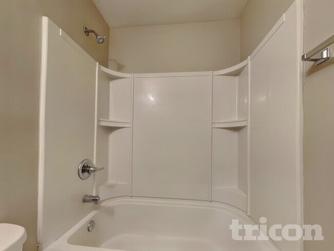 Building Photo - 452 Shady Glen