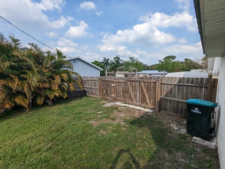 Building Photo - 2859 School Dr NE