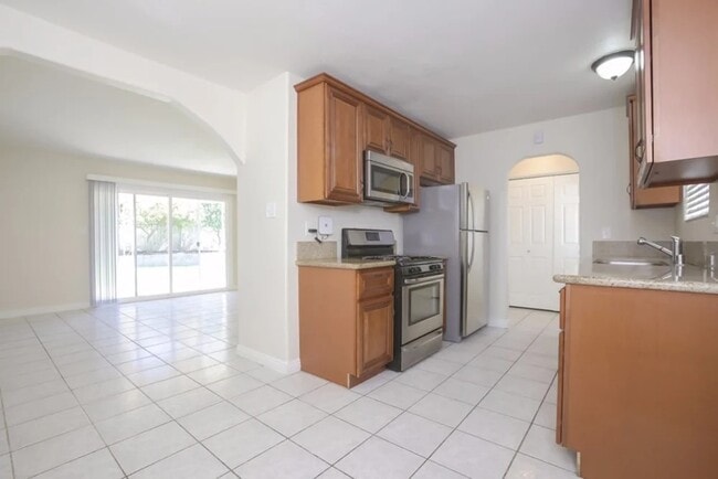 Building Photo - 363 Bard St