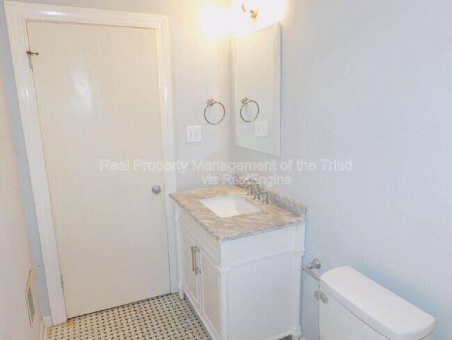 Building Photo - 3713 N Cherry St