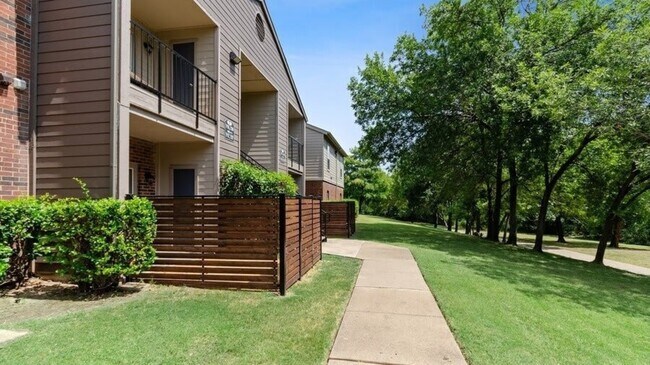 Building Photo - 2301 Pebble Vale Dr