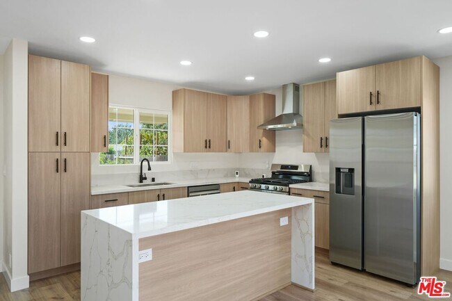 Building Photo - 21009 Saticoy St