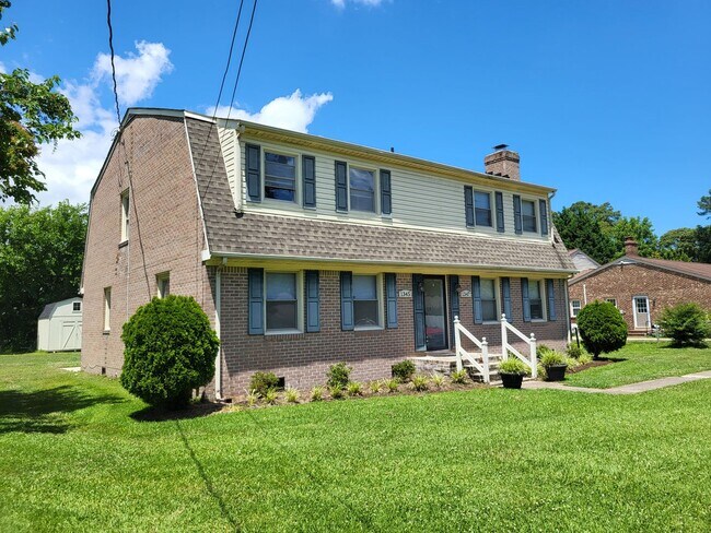 Building Photo - Downs1345-1347