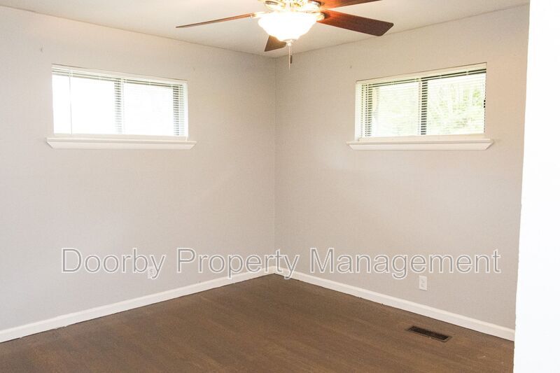 Building Photo - 730 Roberta Dr