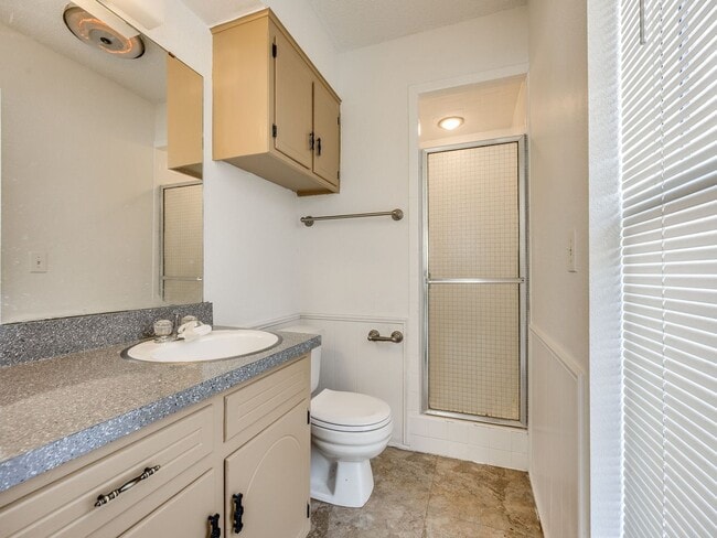 Building Photo - Refreshed Home + Yukon Schools + 3 bedrooms