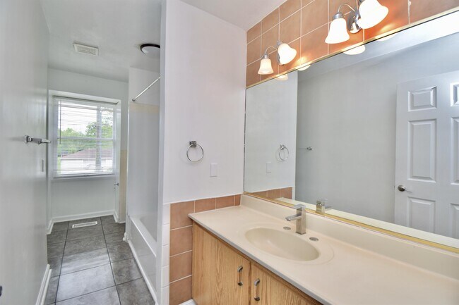 Building Photo - 9571 Beech Dr