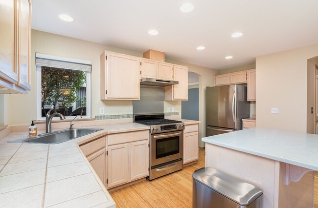 Building Photo - 4311 NE 9th Pl