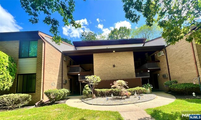 Building Photo - 11 Pine Cluster Cir