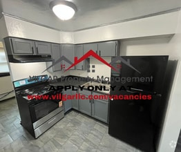 Building Photo - This keen & clean 2 bed / 1 bath ranch-sty...
