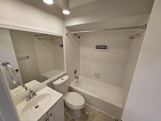 Building Photo - 302 Lakeview Dr