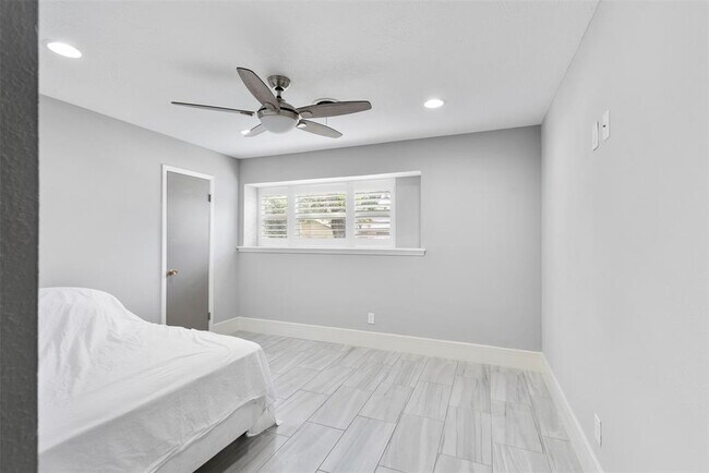Building Photo - 7727 Barberton Dr
