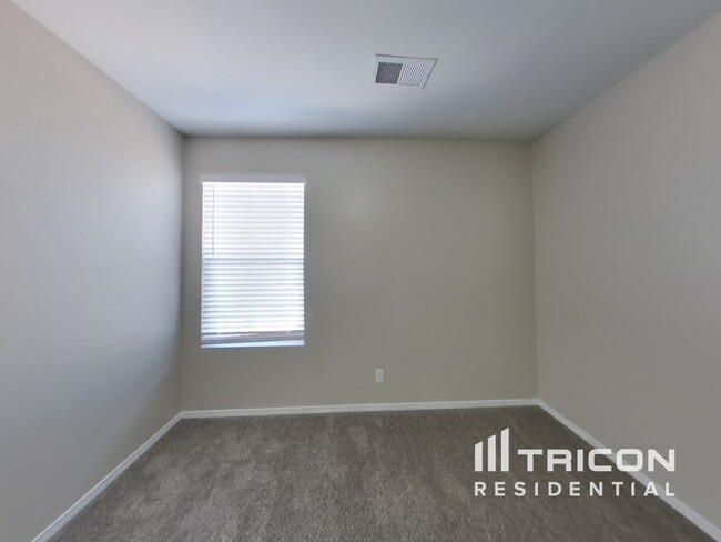 Building Photo - 721 Valley Meadows Dr