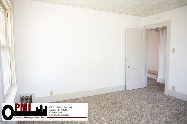 Building Photo - 4 Bedroom, 1.5 bathroom House For Rent; Av...