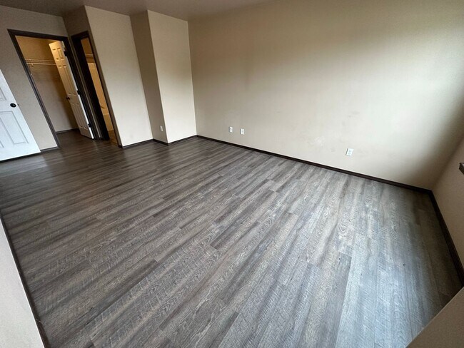 Building Photo - 2100 N Chestnut St