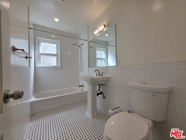 Building Photo - 102 Gaviota Ave