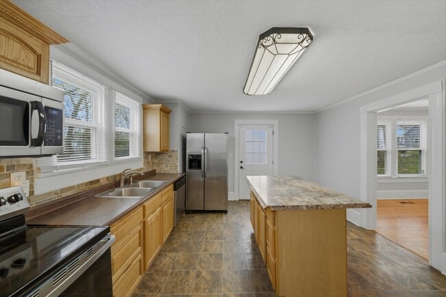 Building Photo - 401 E Oak Hill Ave