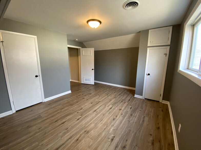 Building Photo - 902 Townline Rd