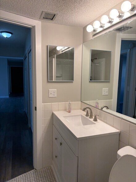 Building Photo - 1025 Smetana Rd