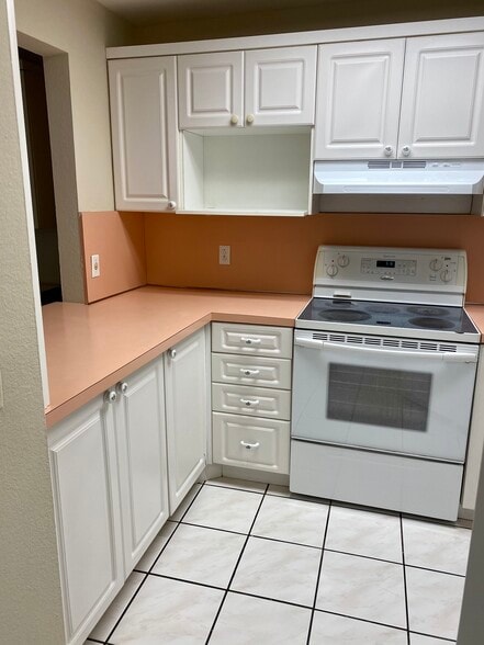 kitchen - 1750 W 46th St