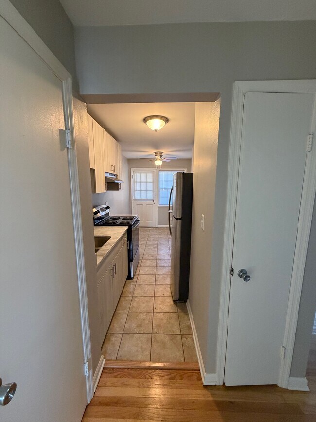 Building Photo - Colonial Gardens