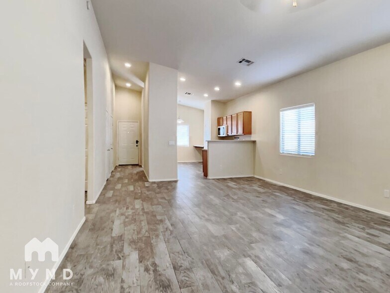 Building Photo - 2632 E Hidalgo Ave