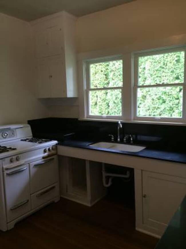 Building Photo - 516 N 6th St